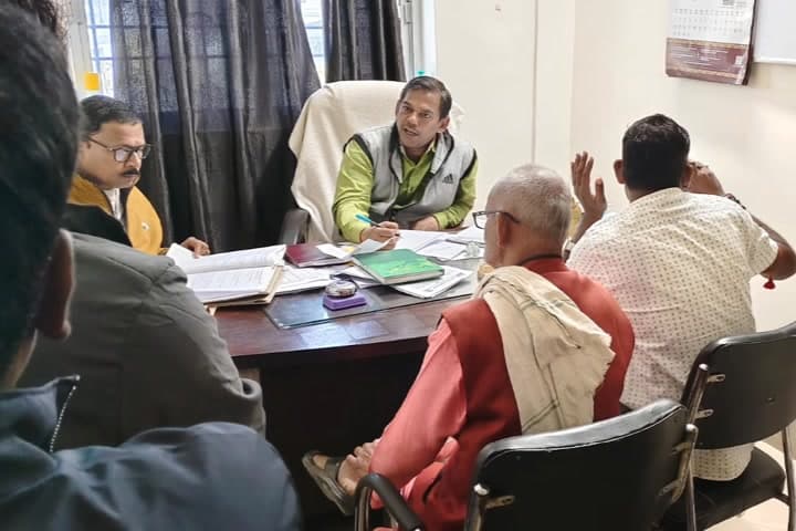 हलसी: हलसी अंचल कार्यालय में अंचलाधिकारी ने जनता दरबार में भूमि विवाद संबंधी मामलों की सुनवाई की