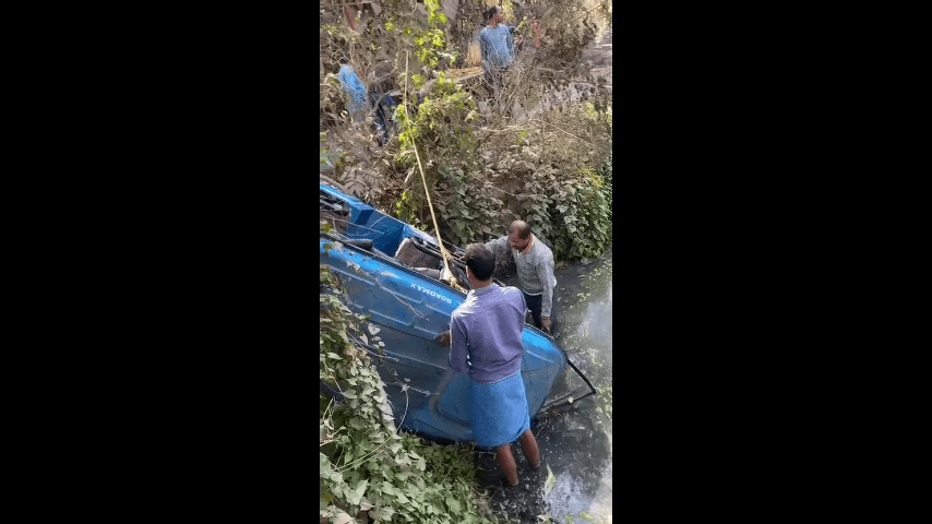 দাসপুর ১: ব্রাহ্মণ বসান এলাকায় বাইক ও টোটর সংঘর্ষ, ছয় জন যাত্রী নিয়ে টোটো উল্টালো পুকুরে, আহত ১ জন