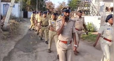 ಸಿಂಧನೂರು: ತುರ್ವಿಹಾಳ ಸಮೀಪದ ಹತ್ತಿಗುಡ್ಡ ಗ್ರಾಮದಲ್ಲಿ ಪೊಲೀಸರು ಪಥ ಸಂಚಲನ