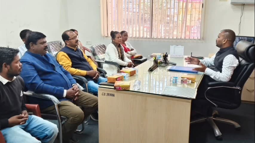 सेन्हा: सेन्हा प्रखंड मुख्यालय में पंचायत जनप्रतिनिधियों की बैठक, गांवों में सौहार्द बनाए रखने की अपील