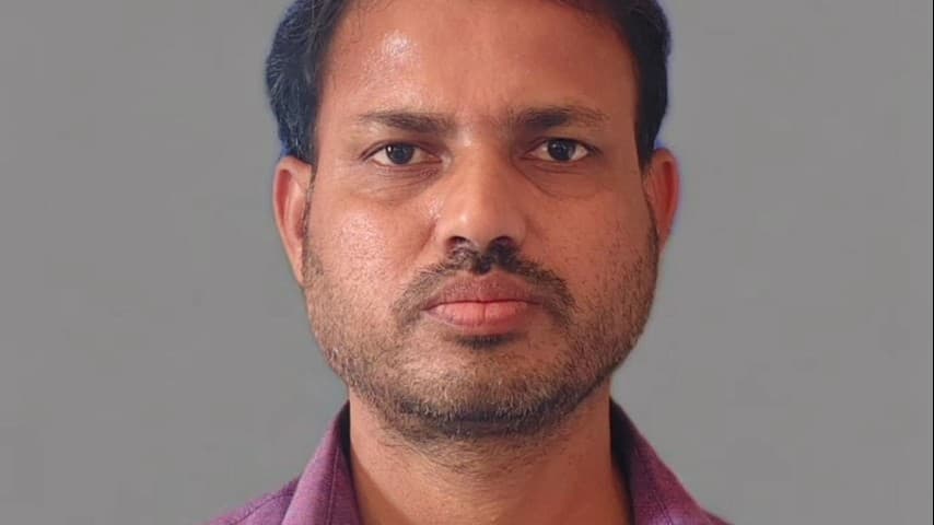 కాటారం: చాక్ పీస్ పై శివలింగాన్ని చెక్కిన గిరిజన బాలుర కళాశాల ఉపాధ్యాయుడు