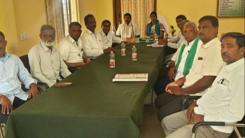 మహదేవ్​పూర్: సమిష్టిగా మార్కెట్ యార్డ్ అభివృద్ధికి కృషి చేద్దాం : ఏఎంసీ చైర్మన్ పంతకని తిరుమల