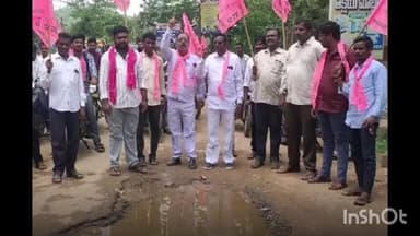 జూలూరుపాడు: చర్ల బస్టాండ్ సెంటర్లో ఏర్పడిన గుంతలను మరమ్మత్తులు చేపట్టాలని BRS నాయకులు రోడ్డుపై బైఠాయించి ధర్నా నిర్వహించారు