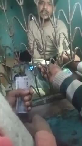 ye daru विक्रेता एक्सपायर दारू 22 11 2025 की देसी दारू बिक्री कर रहा है हरियाणा की हट्टी  पर