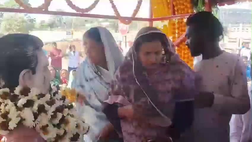 बगोदर: बगोदर के गैडा संतरूपी में सड़क हादसे में मारे गए 12 लोगों को दी गई श्रद्धांजलि