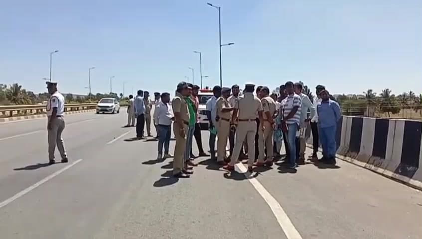 ಹೊಸಕೋಟೆ: ಎಂ.ಸತ್ಯವಾರವ ಬಳಿ ಅಪಘಾತ ಪ್ರಕರಣ ಸ್ಥಳ ಪರಿಶೀಲನೆ ನಡೆಸಿ ಜಂಟಿ ಸರ್ವೇ ನಡೆಸಿದ ಪೊಲೀಸ್ ಅಧಿಕಾರಿಗಳು