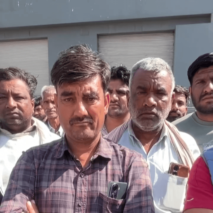 नीमराना: घिलोठ में भुगतान विवाद से आहत ठेकेदार ने की आत्महत्या, कंपनी गेट पर धरना; 1 करोड़ मुआवजा और नौकरी की मांग