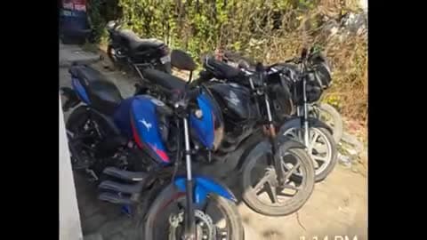 ठाकुरगंगटी: ठाकुर गंगटी प्रखंड के परासी चौक से चोरी हुई बाइक सहित चार बाइक की पुलिस ने शनिवार को दी जानकारी