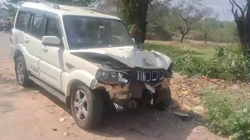 মানবাজার ২: নেকড়া গ্রামে নিয়ন্ত্রণ হারিয়ে গাছে ধাক্কা চারচাকা গাড়ির