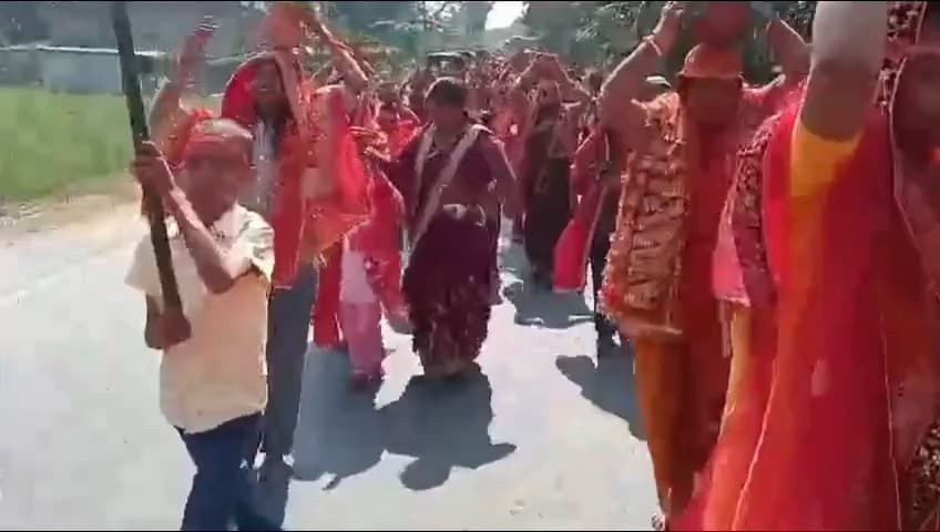 चेहराकलां: गोरौल: शिवरात्रि पर बकसामा गांव में शिवलिंग स्थापना के लिए गाजे-बाजे के साथ भव्य कलश यात्रा निकाली गई