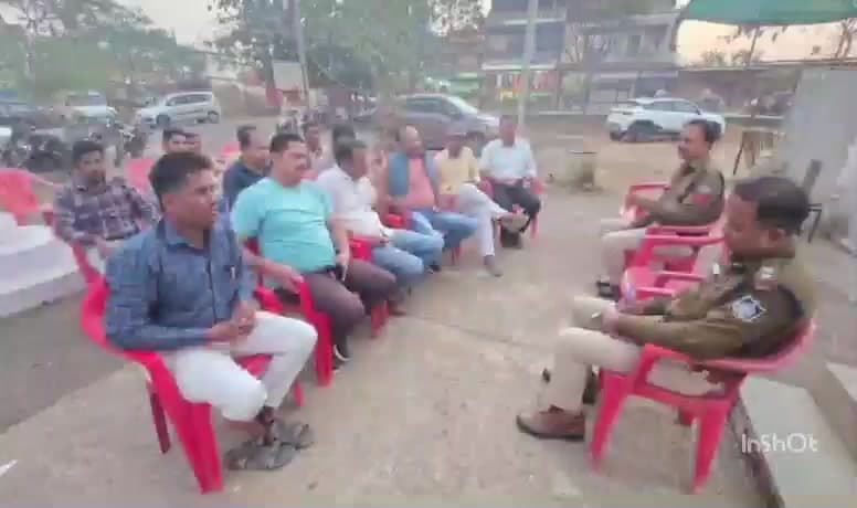 मेघनगर: बामनिया पुलिस चौकी में शांति समिति की बैठक आयोजित, विभिन्न विषयों पर चर्चा हुई