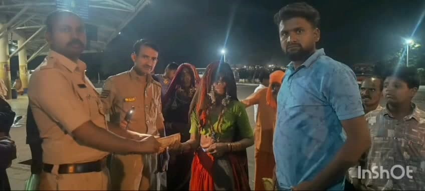 ಚಿಂಚೋಳಿ: ಚಿಂಚೋಳಿಯಲ್ಲಿ ಹಣ ಕಳೆದುಕೊಂಡ ಮಹಿಳೆಗೆ ಮರಳಿ ಹಿಂದುರಿಗಿಸಿದ 112 ಸಿಬ್ಬಂದಿಗಳು