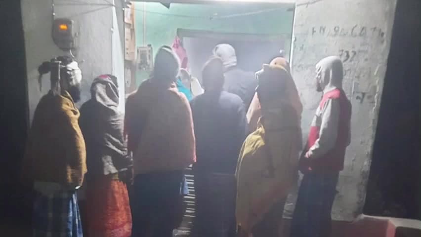 গড়বেতা ৩: ভোররাতে দলছুট দাঁতাল হাতির তাণ্ডব,ভাঙলো সাটার,খেলো ধান,আতঙ্কের পরিবেশ কেয়ামচাতে