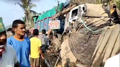 পটাশপুর ২: বাজিয়াপুরে রাজ্য সড়কে দোকানে  ঢুকে গেল বালি বোঝায় ডাম্পার,ঘটনাস্থলে পুলিশ