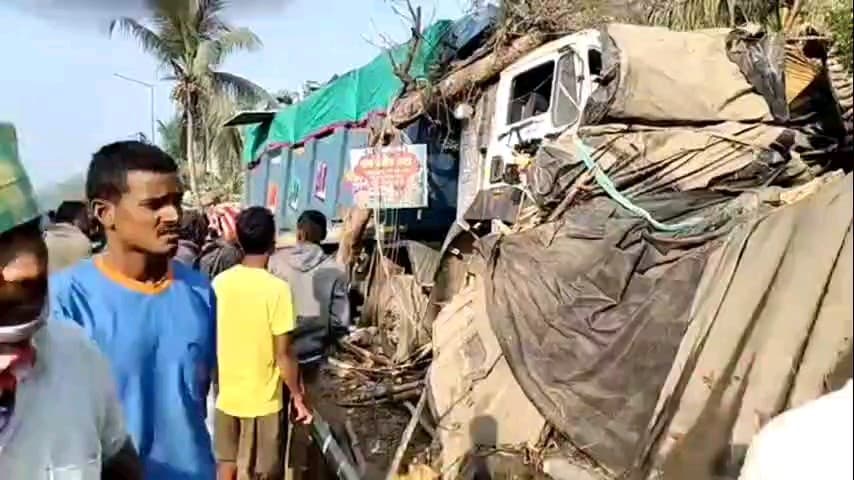 পটাশপুর ২: বাজিয়াপুরে রাজ্য সড়কে দোকানে  ঢুকে গেল বালি বোঝায় ডাম্পার,ঘটনাস্থলে পুলিশ