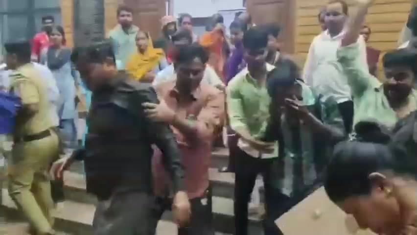 ಜಮಖಂಡಿ: ನಗರದಲ್ಲಿ ಆತ್ಮಹತ್ಯೆಗೆ ಯತ್ನಿಸಿದ ನೌಕರರು ಪ್ರಾಣಾಪಾಯದಿಂದ ಪಾರು, ನ್ಯಾಯ ಒದಗಿಸುವಂತೆ ಆಗ್ರಹ