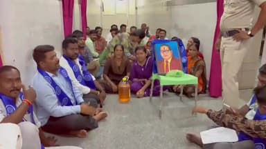 ಜಮಖಂಡಿ: ನಗರದ ತಾಯಿ ಮಕ್ಕಳ ಆಸ್ಪತ್ರೆ ಮುಂದೆ ಪೆಟ್ರೋಲ್ ಸುರಿದುಕೊಂಡು ಆತ್ಮಹತ್ಯೆಗೆ ಯತ್ನಿಸಿದ ಪ್ರತಿಭಟನಾನಿರತರು