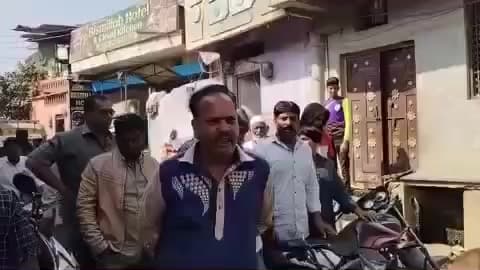 नीमच जिले के वार्ड नंबर 15 16 और 17 को जोड़ने वाले मुख्य मार्ग का भूमि पूजन हुए कई महीने बीत चुके हैं लेकिन आज तक सड़क