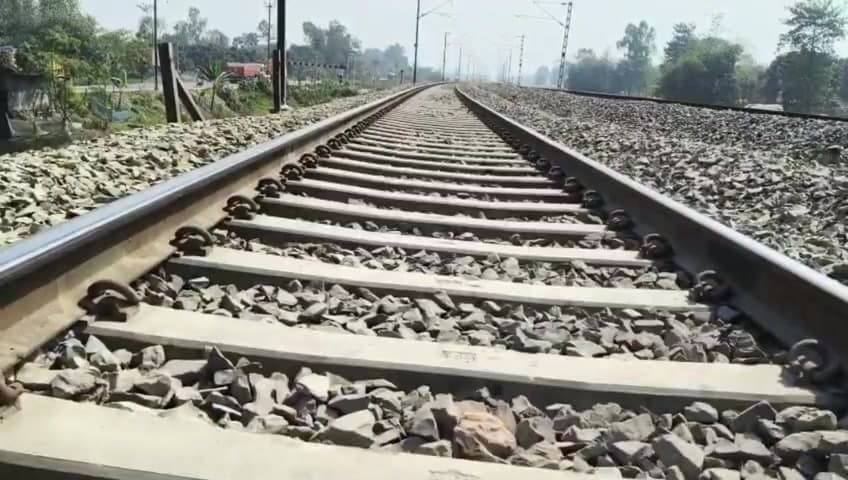 চাঁচল ২: দীর্ঘ প্রতীক্ষার ইতি! মালাহর স্টেশনে মালদা–নিউজলপাইগুড়ি ট্রেনের স্টপেজের সূচনা,পতাকা নাড়িয়ে উদ্বোধন করলেন খগেন মুর্মু