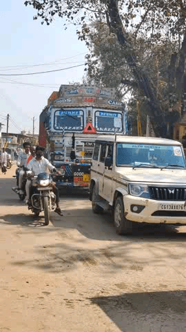 घरघोड़ा: प्रतिबंध के बाद भी शहर में दौड़ रहे ट्रक-डंपर, क्या घरघोड़ा में प्रशासन किसी बड़े हादसे का इंतज़ार कर रहा है?