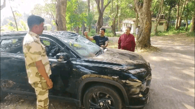 ദേവികുളം: മറയൂർ മൂന്നാർ റോഡിൽ എട്ടാംമൈലിൽ കാട്ടുകൊമ്പൻ പടയപ്പയുടെ ആക്രമണത്തിൽ വിനോദ സഞ്ചാരികളുടെ വാഹനങ്ങൾ തകർന്നു