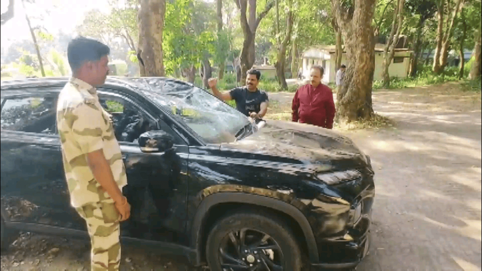 ദേവികുളം: മറയൂർ മൂന്നാർ റോഡിൽ എട്ടാംമൈലിൽ കാട്ടുകൊമ്പൻ പടയപ്പയുടെ ആക്രമണത്തിൽ വിനോദ സഞ്ചാരികളുടെ വാഹനങ്ങൾ തകർന്നു