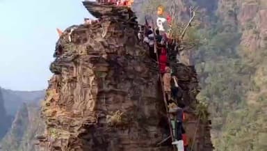 तामिया: नंदीगढ़ में दुर्गम रास्ते से विशाल शिखर तक पहुंचते श्रद्धालु, लगी लंबी कतार, रास्ता कब बनेगा?