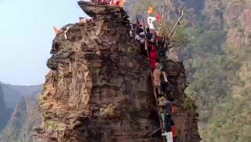 तामिया: नंदीगढ़ में दुर्गम रास्ते से विशाल शिखर तक पहुंचते श्रद्धालु, लगी लंबी कतार, रास्ता कब बनेगा?