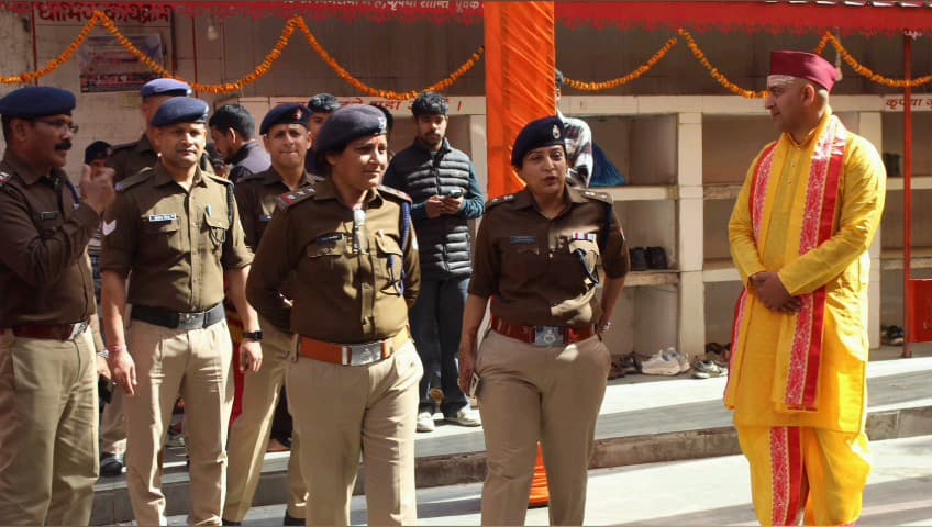 डुंडा: महा शिवरात्रि के अवसर पर एसपी कमलेश उपाध्याय ने काशी विश्वनाथ मंदिर पहुंचकर व्यवस्थाओं का लिया जायजा