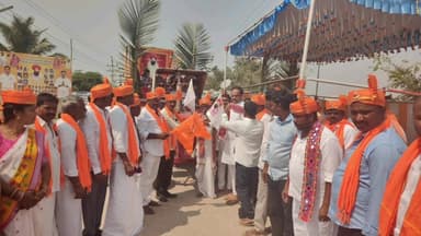 ಸಿಂಧನೂರು: ಪಟ್ಟಣದ ಗಂಗಾ ನಗರದ ಸಂತ ಸೇವಾಲಾಲ ವೃತ್ತದ ಬಳಿ ಸಂತ ಸೇವಾಲಾಲ್ ಮೆರವಣಿಗೆ ಎಂಎಲ್ಸಿ ಬಸನಗೌಡ ಬಾದರ್ಲಿ ಚಾಲನೆ