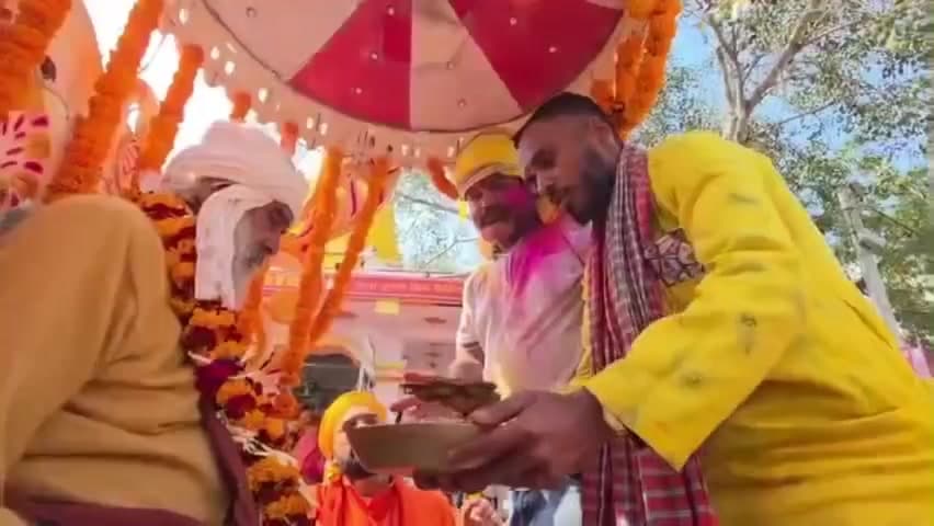 बिहिया: दोघरा में हो रहे श्री विष्णु महायज्ञ की जलभरी शोभा यात्रा में श्रद्धालु हाथों में धर्मध्वजा और सर पर कलश लेकर शामिल हुए