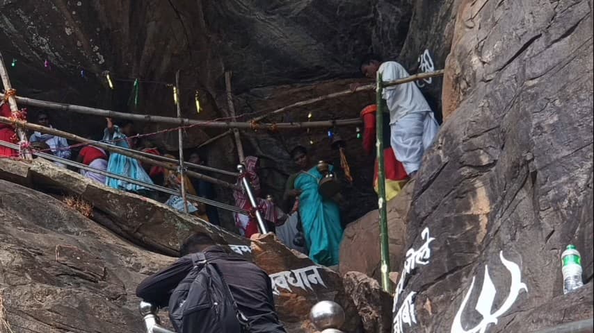 सेन्हा: अलौदी: 1200 फीट ऊंचे पहाड़ की गुफा में स्थित भगवान शंकर मंदिर में महाशिवरात्रि पर उमड़ी आस्था की भीड़