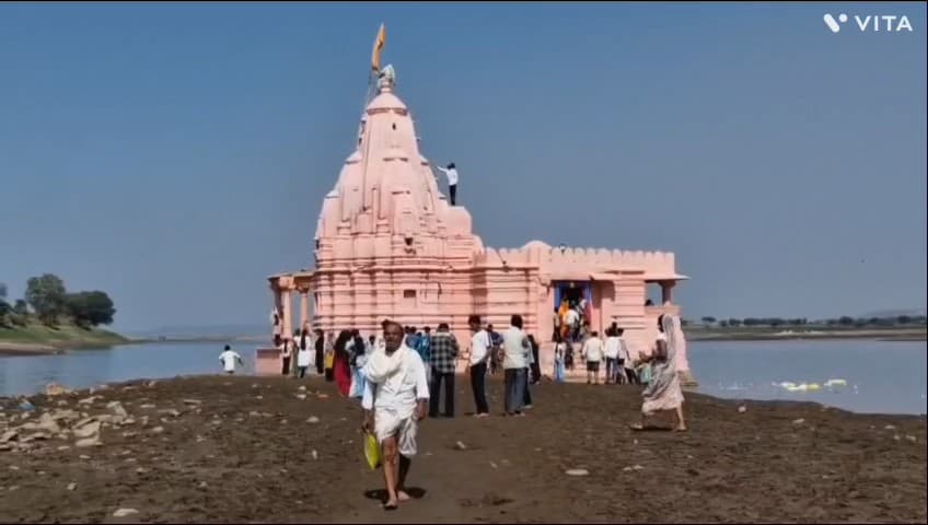 आबापुरा: खांदू गांव में माही में जलमग्न चारणेश्वर महादेव मंदिर पर महाशिवरात्रि पर श्रद्धालुओं ने पानी पार कर पहुंचा मंदिर