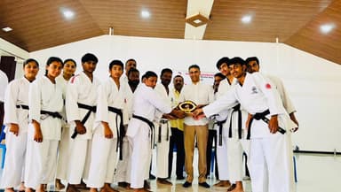 ವಿರಾಜಪೇಟೆ: ಪಟ್ಟಣದಲ್ಲಿ ರೋಮನ್ ಕ್ಯಾಥೋಲಿಕ್ ಕ್ರಿಕೇಟ್ ಟೂರ್ನಿಯಲ್ಲಿ ಪಾಲ್ಗೊಂಡ ಶಾಸಕ ಪೊನ್ನಣ್ಣ