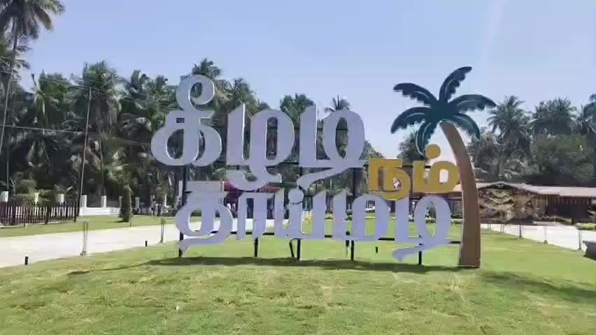 திருப்புவனம்: கீழடி அருங்காட்சியகத்தை பார்வையிட பள்ளி மாணவர்கள் திரளாக வருகை
