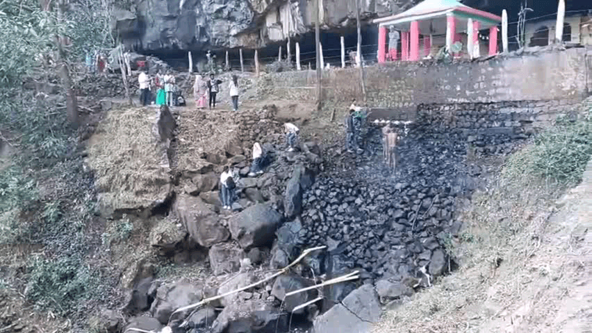 बजाग: शिवनार गुफा में महाशिवरात्रि पर उमड़ी श्रद्धालुओं की भीड़, मड़ई मेला में हुए शामिल