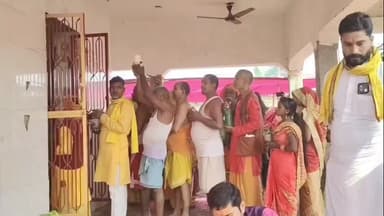 पकड़ी दयाल: सिसहनी महाकालेश्वर नाथ मंदिर में महाशिवरात्रि पर सुबह से उमड़ी श्रद्धालुओं की भीड़, प्रशासन रहा मुस्तैद