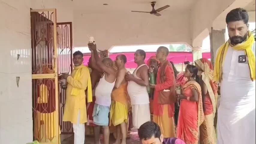 पकड़ी दयाल: सिसहनी महाकालेश्वर नाथ मंदिर में महाशिवरात्रि पर सुबह से उमड़ी श्रद्धालुओं की भीड़, प्रशासन रहा मुस्तैद