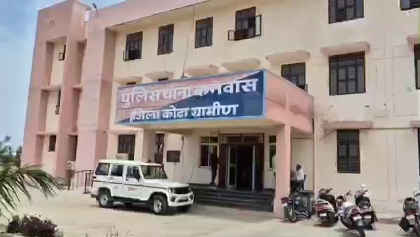 कनवास: दरा कनवास रोड़ स्थित नीम की चौक के पास से एक युवक को अवैध देशी शराब के 26 पव्वों के साथ किया गया गिरफ्तार