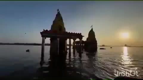 अरथूना: अरथूना में आठ माह पानी में जलमग्न संगमेश्वर महादेव मंदिर में महाशिवरात्रि के अवसर पर श्रद्धालु पहुंचे नाव से
