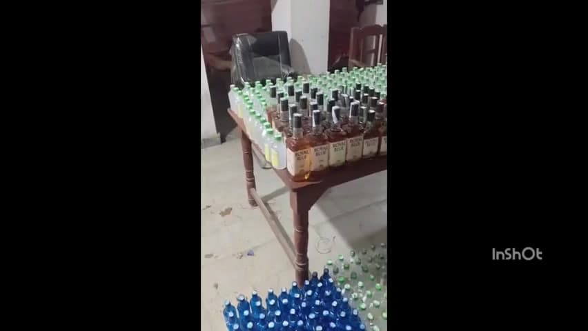चिरैया: चिरैया पुलिस ने एक घर में छुपाकर रखे गए 2700 बोतल नेपाली शराब को किया ज़ब्त