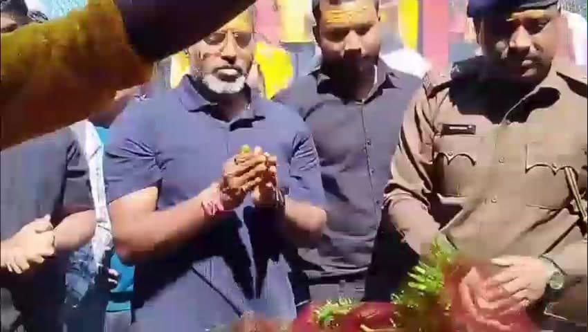 बगोदर: बगोदर के प्रसिद्ध शिव मंदिर हरिहरधाम में महाशिवरात्रि पर गिरिडीह उपायुक्त ने की पूजा