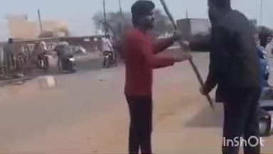 रायपुर कर्चुलियान: रीवा: जमीनी विवाद में चचेरे भाई ने युवक को सड़क पर पीटा, मारपीट का वीडियो वायरल, रायपुर कर्चुलियान का मामला