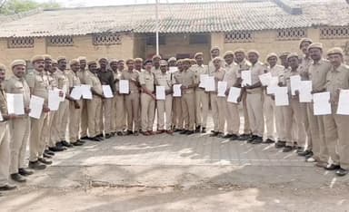 ಹುಣಸಗಿ: ಗಣೇಶ,ಈದ್ ಮಿಲಾದ್ ಹಬ್ಬದಲ್ಲಿ ಕರ್ತವ್ಯ ನಿರ್ವಹಿಸಿದ ಗೃಹ ರಕ್ಷಕ ಸಿಬ್ಬಂದಿಗೆ ಪ್ರಶಂಸನ ಪತ್ರ ವಿತರಣೆ