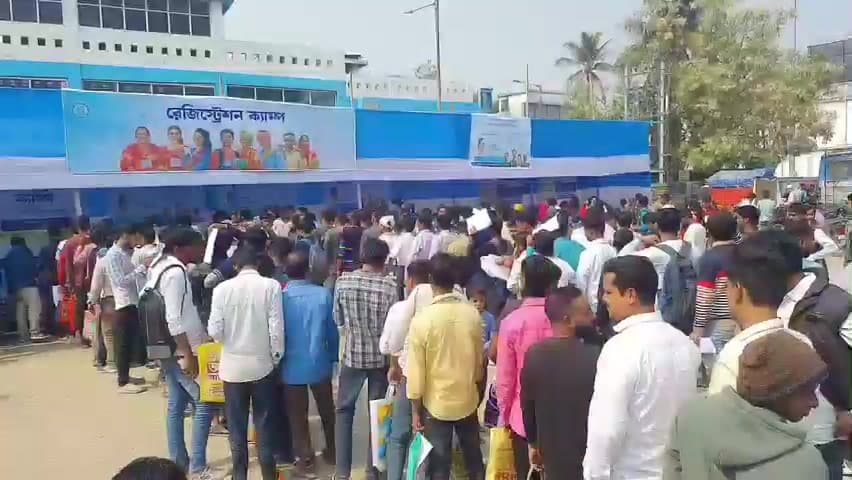 ইটাহার: যুব সাথী প্রকল্পের রেজিস্ট্রেসন করতে ইটাহার বাস টার্মিনাস প্রাঙ্গণে বেকার যুবক যুবতীদের হিড়িক, পরিদর্শনে MLA ও BDO