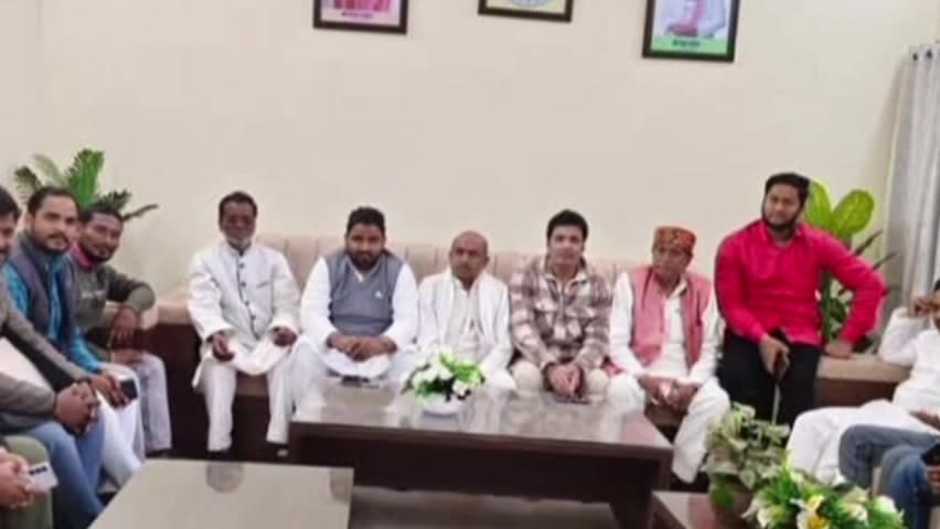 धुरकी: ग्रामीणों ने बीससूत्री अध्यक्ष को विभिन्न समस्याओं से संबंधित आवेदन सौंपा