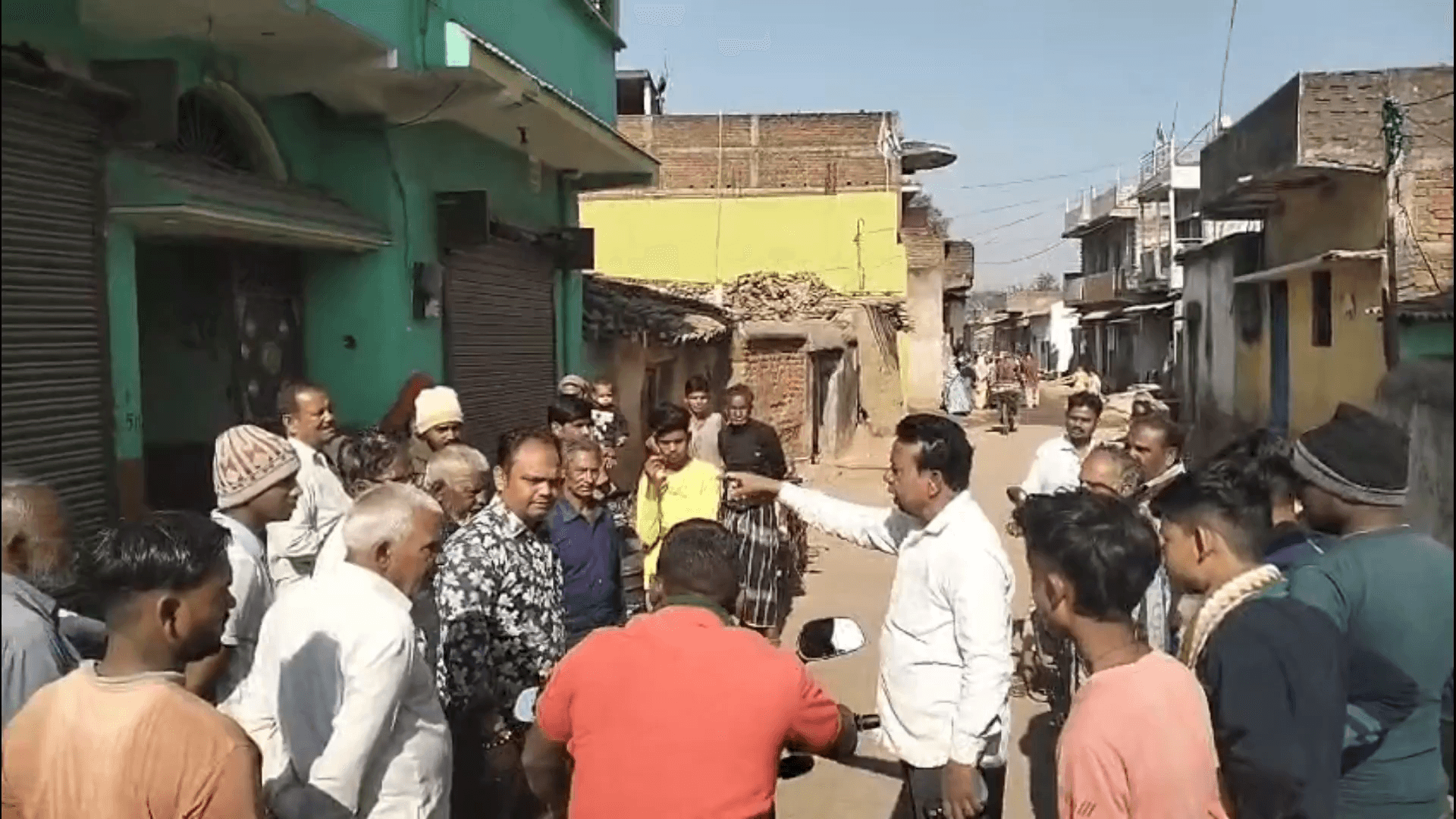 बेंगाबाद: गादी श्रीरामपुर में सड़क-नाली निर्माण की जांच, हसनैन अली ने संवेदक को फटकार लगाई