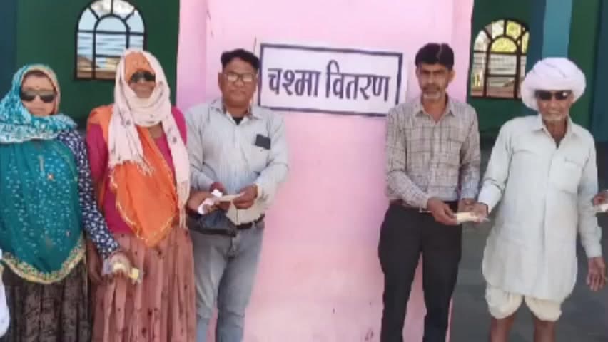 फूलिया कलां: कोठिया में 21 नेत्र रोगियों को निःशुल्क चश्मे प्रदान किए गए