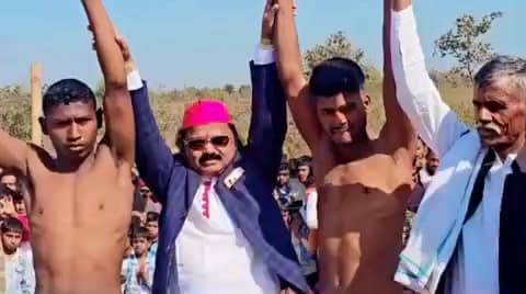 नौगढ़: देवानी चुआ में भव्य कुश्ती प्रतियोगिता का शुभारंभ सांसद छोटेलाल खरवार ने किया