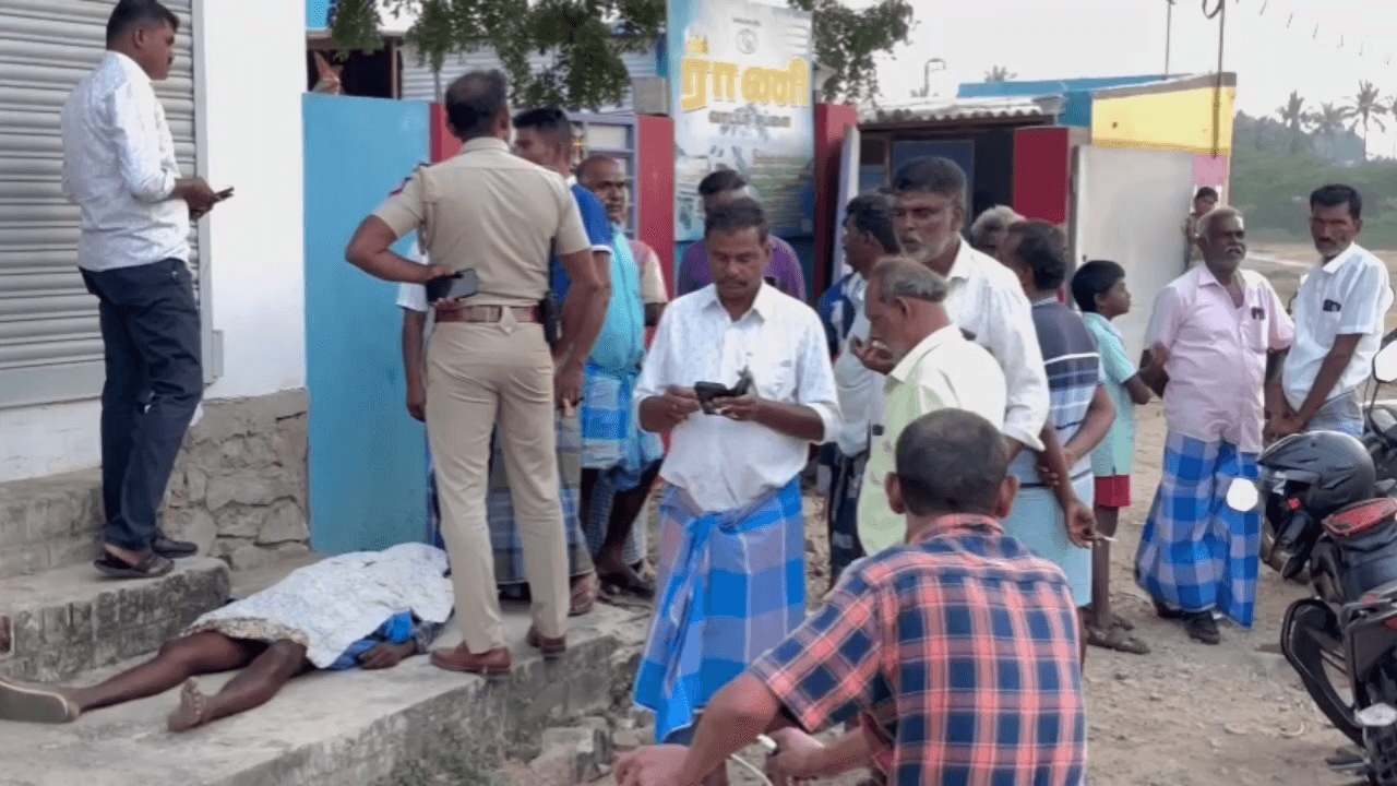 புதியம்புத்தூரில் சாலையோர பள்ளத்தில் இறந்த நிலையில் ஆண் சடலம் மீட்பு - புதியம்புத்தூர் போலீசார் விசாரணை